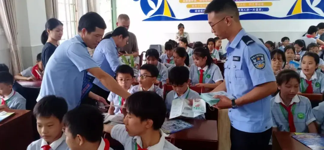 关爱明天 普法先行——港口区第一小学开展法治宣传教育活动 第5张 关爱明天 普法先行——港口区第一小学开展法治宣传教育活动 第5张