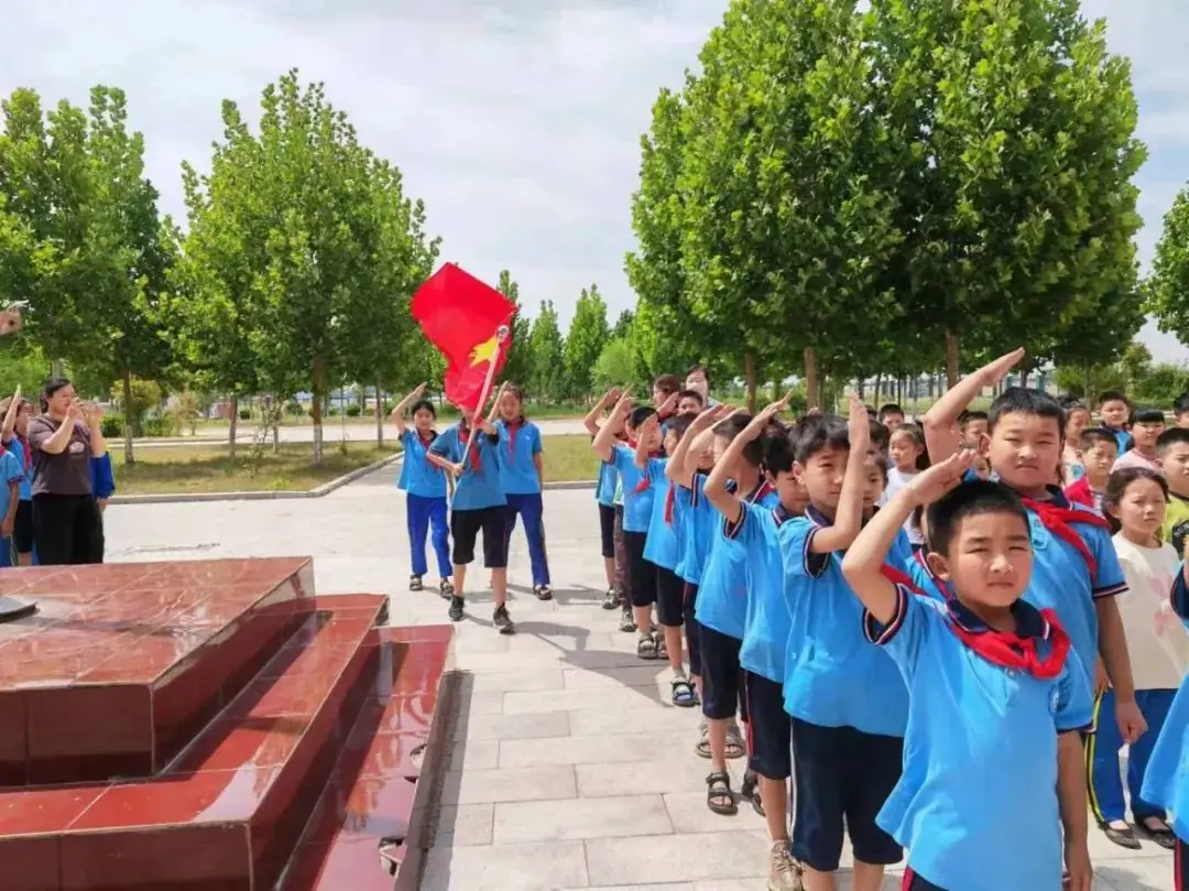 【入队仪式】红领巾爱祖国——金乡县中心小学兴隆校区一年级新队员入队仪式 第5张