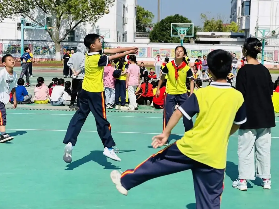 活力排球 绽放童年——钟埭小学举行第四届“樱花杯”校园排球联赛 第7张 活力排球 绽放童年——钟埭小学举行第四届“樱花杯”校园排球联赛 第7张