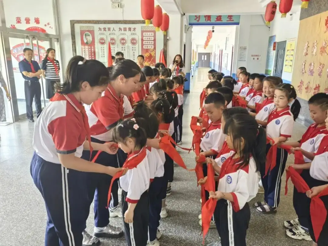 与雷锋同行 让梦想飞扬--凌海市雷锋小学少先队入队仪式 第12张 与雷锋同行 让梦想飞扬--凌海市雷锋小学少先队入队仪式 第12张