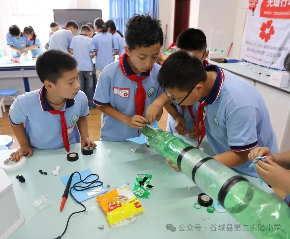 二实小学生的航天梦想:谷城县第二实验小学校园“水火箭制作及发射比赛”顺利举行 第8张