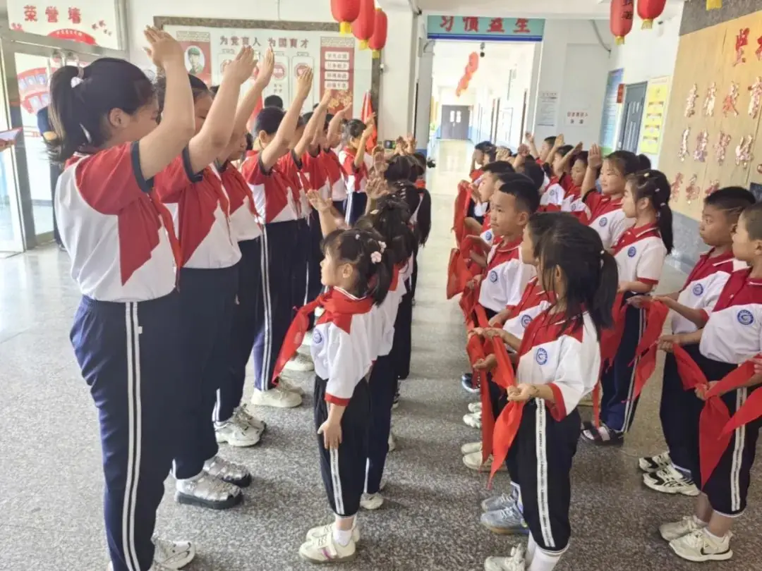 与雷锋同行 让梦想飞扬--凌海市雷锋小学少先队入队仪式 第13张 与雷锋同行 让梦想飞扬--凌海市雷锋小学少先队入队仪式 第13张