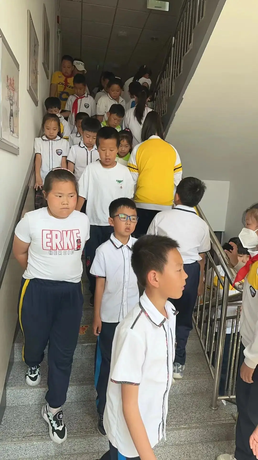 以演筑防 安全“童”行 ---金州区石河小学防踩踏疏散演练 第5张 以演筑防 安全“童”行 ---金州区石河小学防踩踏疏散演练 第5张