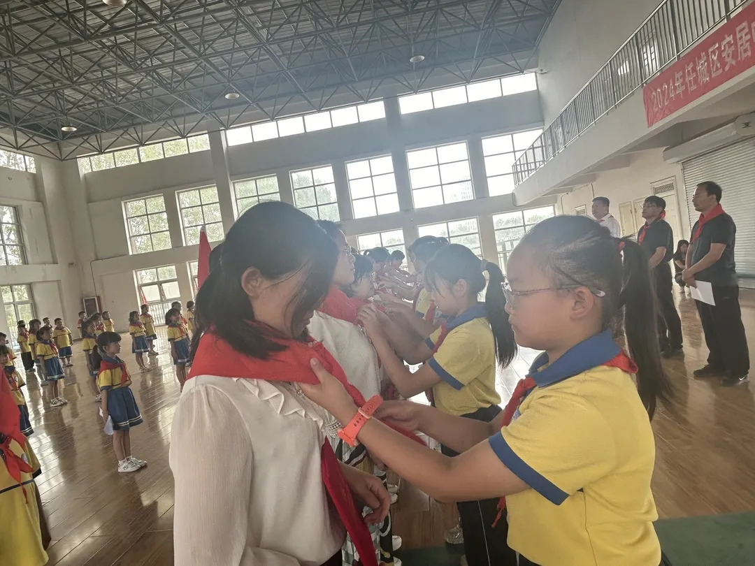 2024年任城区安居中心小学“红领巾 爱祖国”新队员入队仪式 第48张