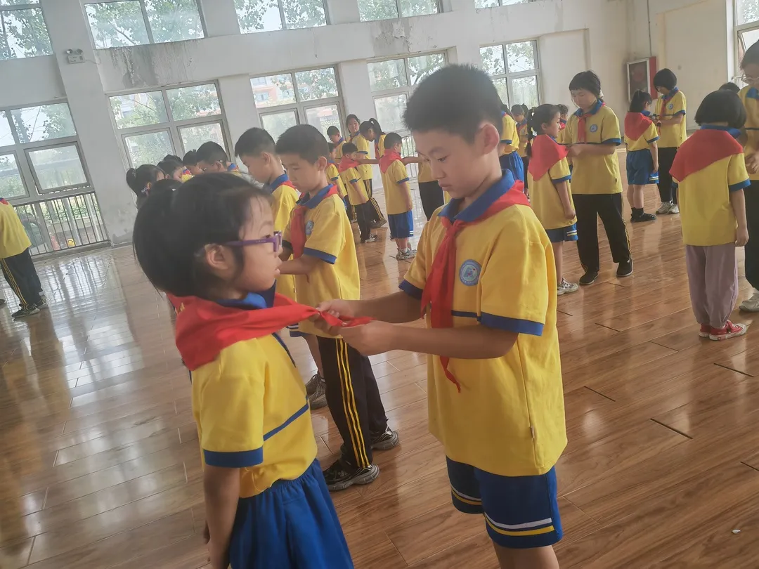 2024年任城区安居中心小学“红领巾 爱祖国”新队员入队仪式 第30张