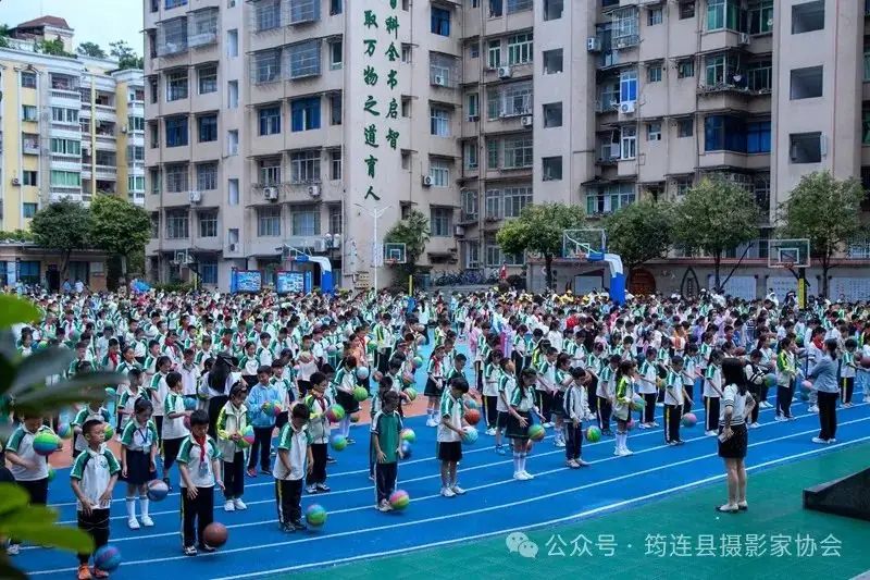 筠连:胜利街小学课间篮球操掠影 第7张