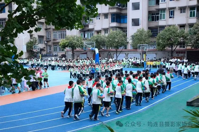 筠连:胜利街小学课间篮球操掠影 第10张