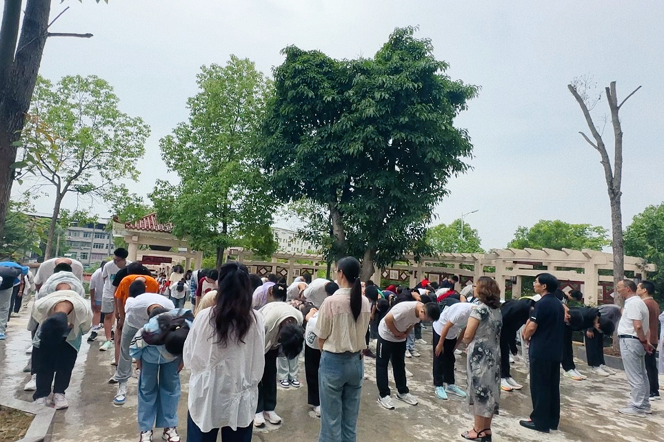 厉兵秣马迎中考,披甲出征向未来—河溪中学2024届中考出征仪式 第11张 厉兵秣马迎中考,披甲出征向未来—河溪中学2024届中考出征仪式 第11张