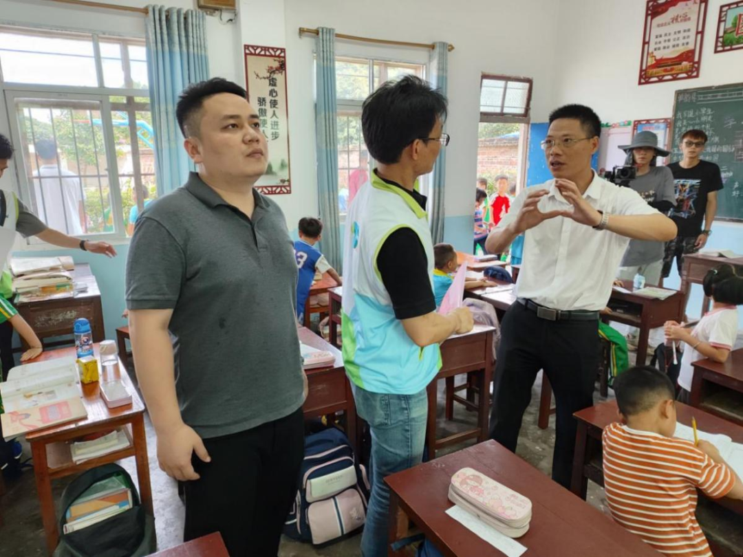 聚爱同行,共护童心——合江镇大塘小学、平山小学爱心行 第8张 聚爱同行,共护童心——合江镇大塘小学、平山小学爱心行 第8张