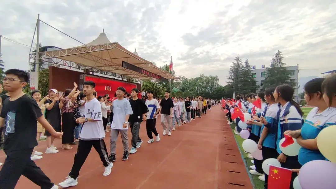 一举夺魁,决胜中考||开江县长岭中学初三学子载梦出征 第8张 一举夺魁,决胜中考||开江县长岭中学初三学子载梦出征 第8张