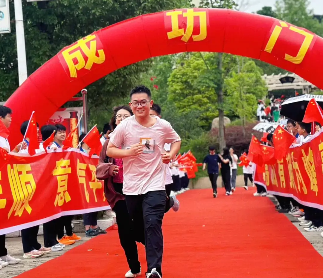 厉兵秣马迎中考,披甲出征向未来—河溪中学2024届中考出征仪式 第13张 厉兵秣马迎中考,披甲出征向未来—河溪中学2024届中考出征仪式 第13张