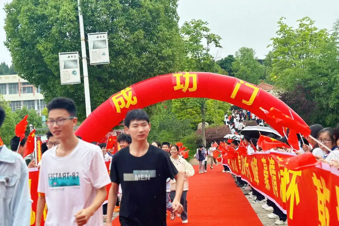 厉兵秣马迎中考,披甲出征向未来—河溪中学2024届中考出征仪式 第17张 厉兵秣马迎中考,披甲出征向未来—河溪中学2024届中考出征仪式 第17张