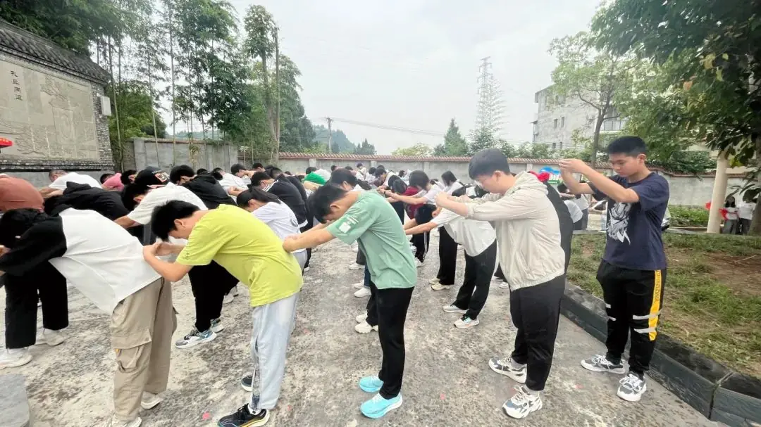 厉兵秣马迎中考,披甲出征向未来—河溪中学2024届中考出征仪式 第5张 厉兵秣马迎中考,披甲出征向未来—河溪中学2024届中考出征仪式 第5张