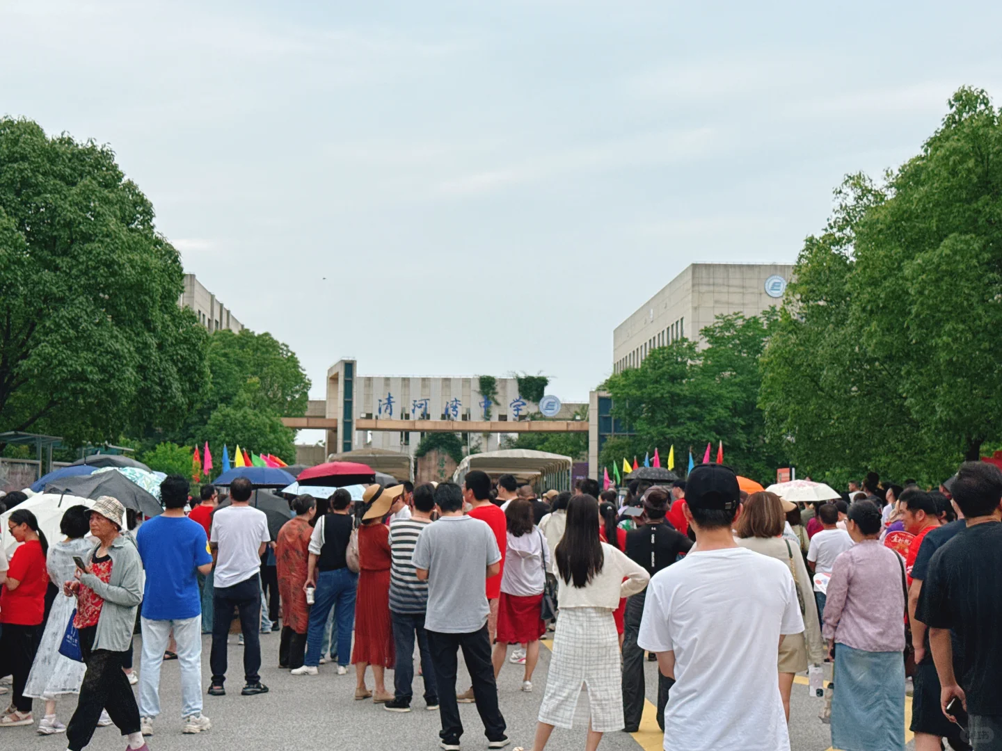 上海中考第一天-第16张图片-四季读书网