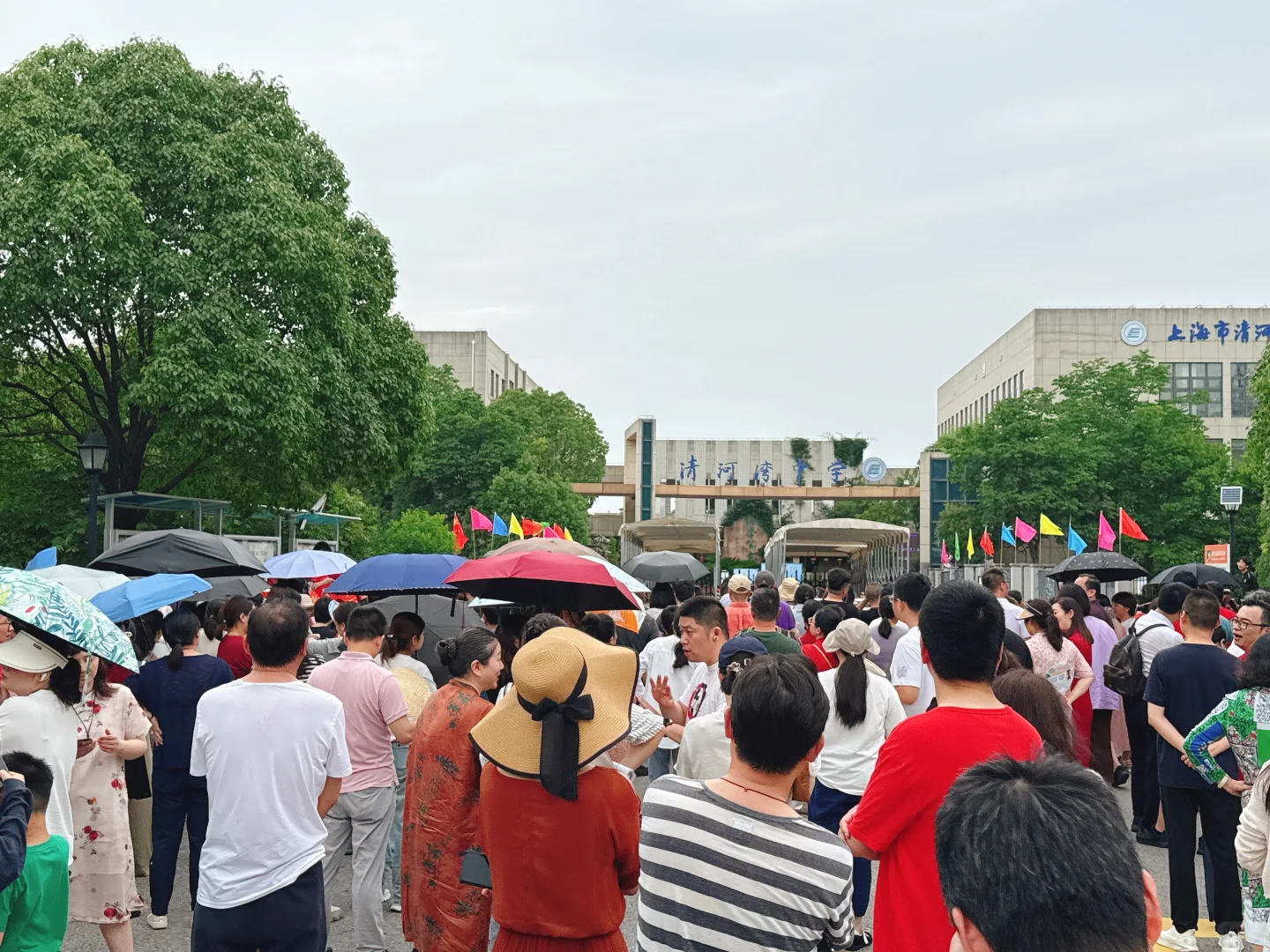 上海中考第一天-第14张图片-四季读书网