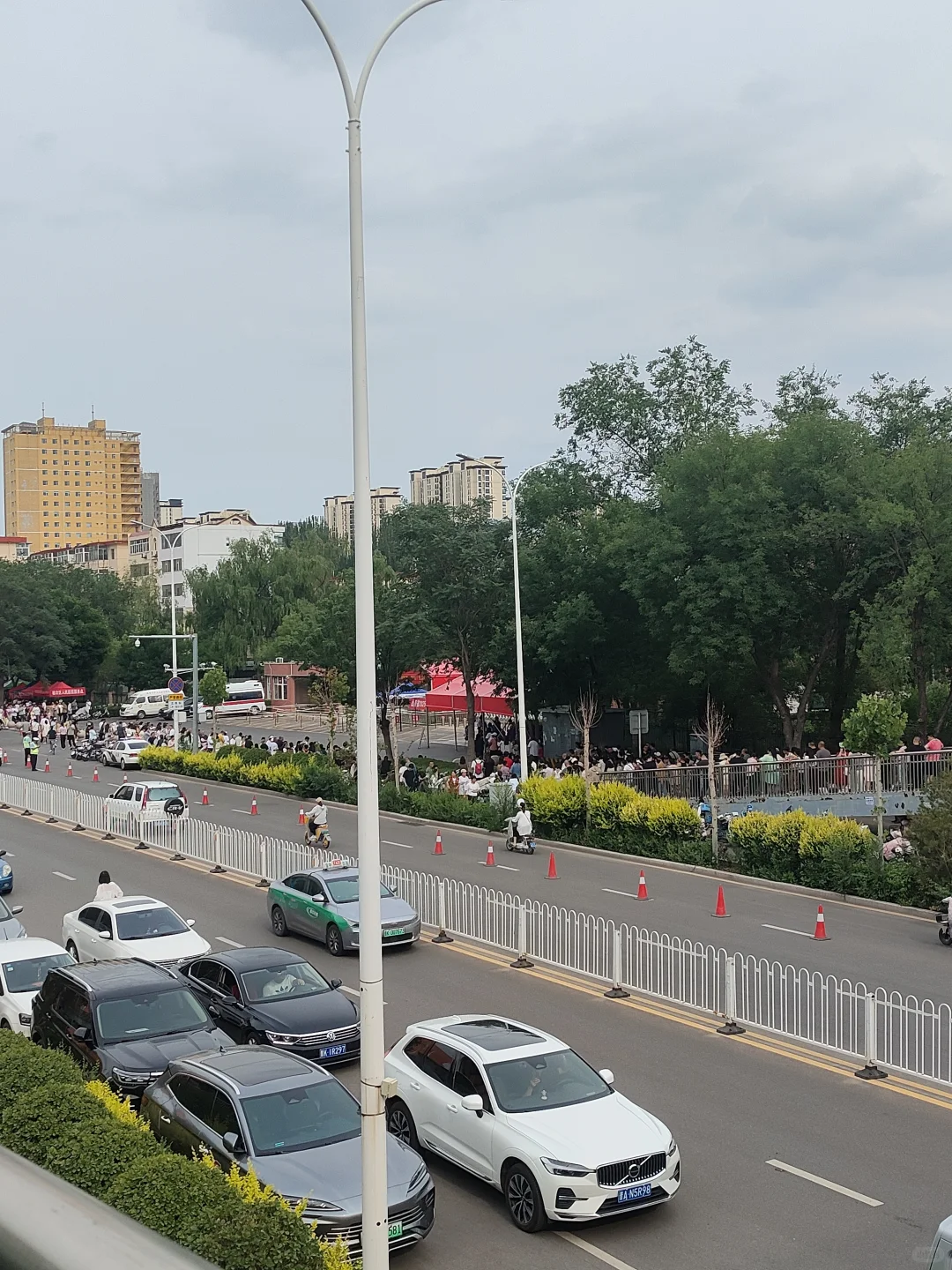中考现场，人乌央乌央的-第1张图片-四季读书网