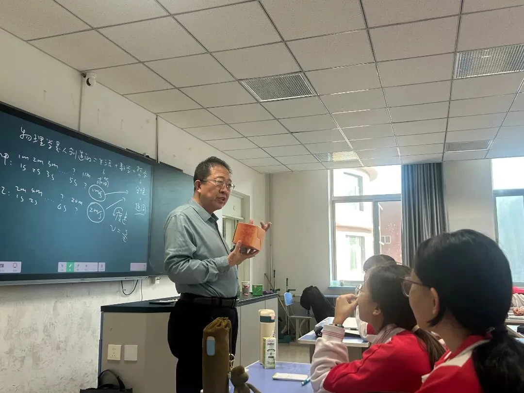 把脉中考破迷雾 倾囊相授启新程 ——内蒙古师大附中2025年初三年级冲刺大讲堂活动圆满举行 第8张 把脉中考破迷雾 倾囊相授启新程 ——内蒙古师大附中2025年初三年级冲刺大讲堂活动圆满举行 第8张