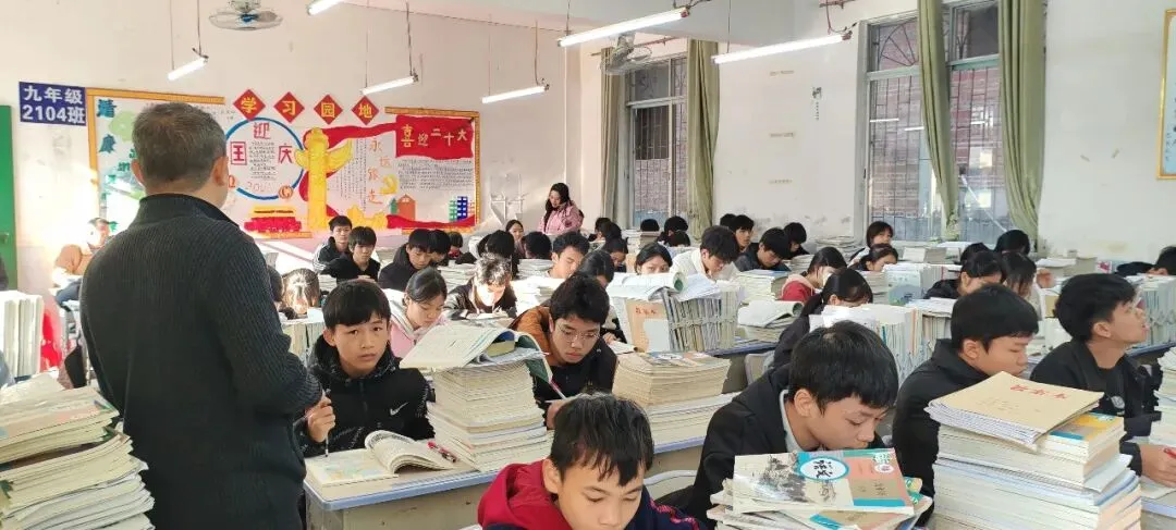 精准指导明方向 课题赋能备中考 | 县教研室深入江宁初中开展备考工作指导-第3张图片-四季读书网