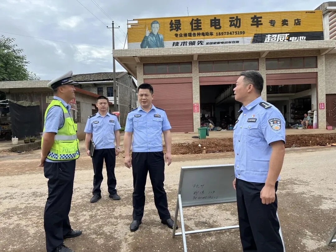 【护航中考】梅建明同志深入中考考点督导检查安保工作 第5张 【护航中考】梅建明同志深入中考考点督导检查安保工作 第5张