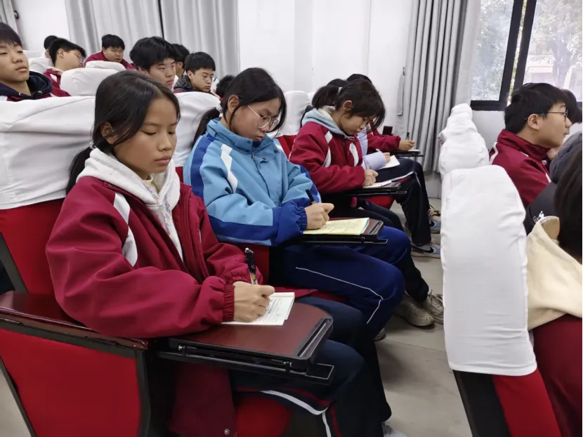 志在巅峰,赢在中考!信丰青学联赴信丰四中开展公益宣讲活动 第9张 志在巅峰,赢在中考!信丰青学联赴信丰四中开展公益宣讲活动 第9张