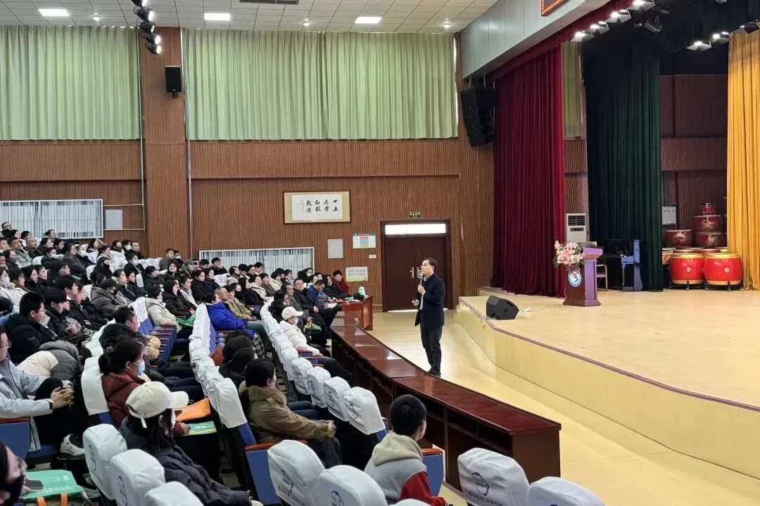 立足生涯规划 赋能中考备考——城阳十五中举行九年级寒假季线下家长会暨杨凯教授人生规划专题讲座 第5张 立足生涯规划 赋能中考备考——城阳十五中举行九年级寒假季线下家长会暨杨凯教授人生规划专题讲座 第5张