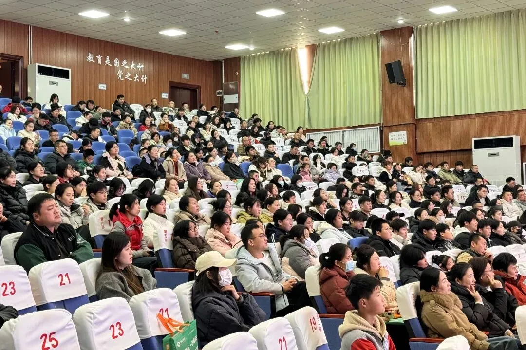 立足生涯规划 赋能中考备考——城阳十五中举行九年级寒假季线下家长会暨杨凯教授人生规划专题讲座 第8张 立足生涯规划 赋能中考备考——城阳十五中举行九年级寒假季线下家长会暨杨凯教授人生规划专题讲座 第8张