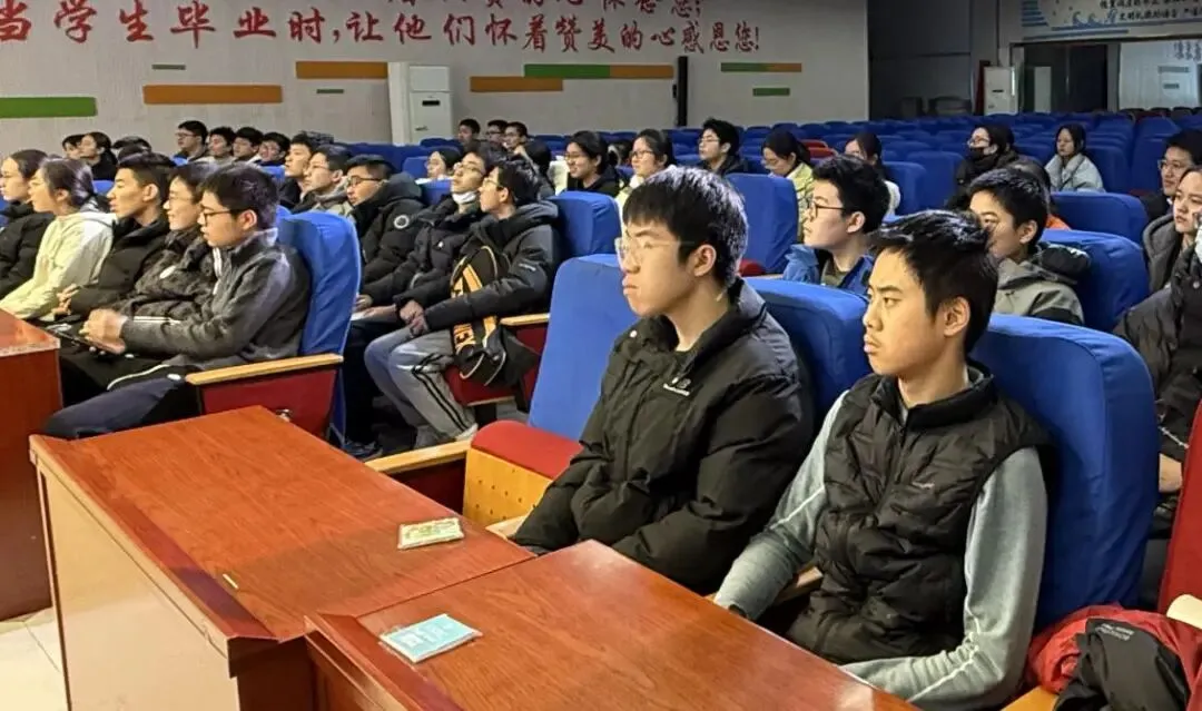 少年榜样,点亮中考——何书宇重返母校与毕业班学子面对面交流 第7张