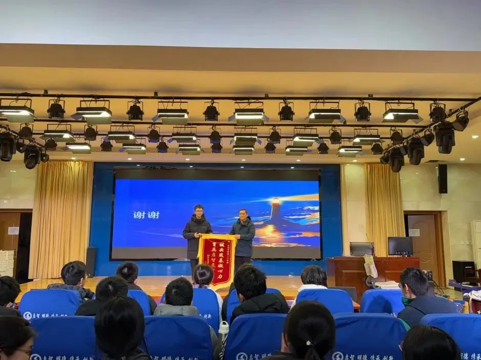 少年榜样,点亮中考——何书宇重返母校与毕业班学子面对面交流 第8张