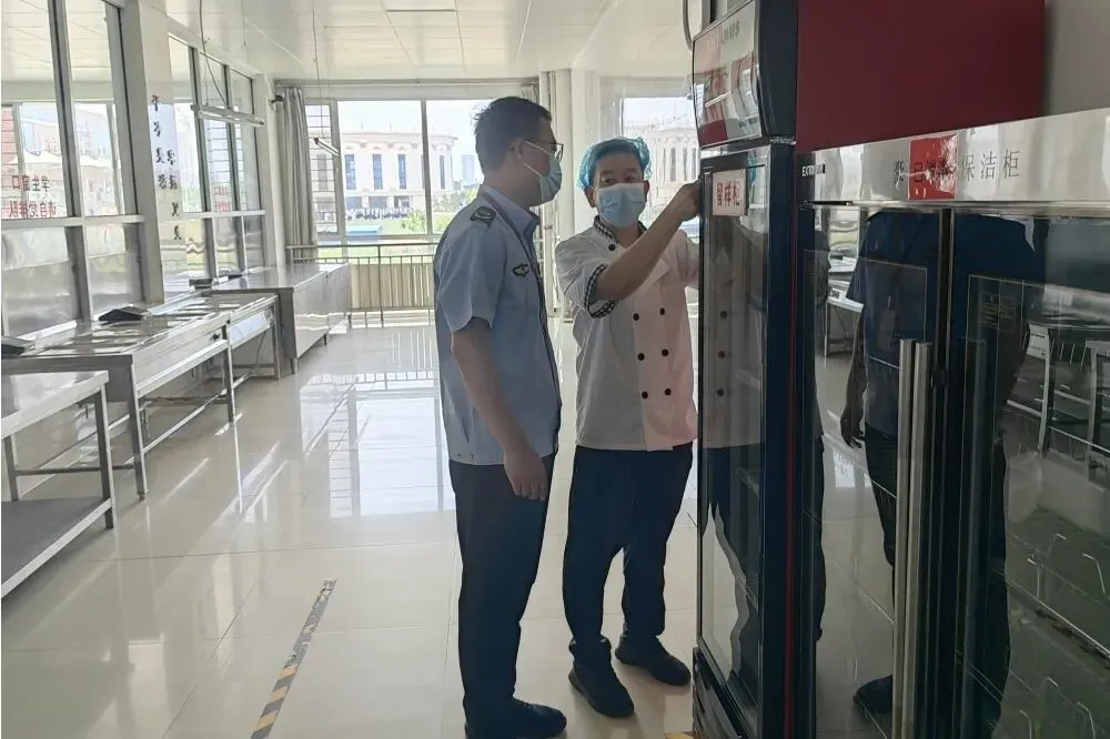 你中考 我护航 康巴什区市场监管局开展考点食堂食品安全专项检查 第3张