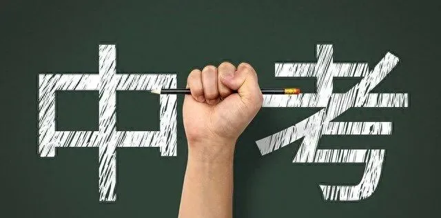 扎心!中考落榜男孩磕头求读私立,父母怒斥:3年要10万!读不了 第1张