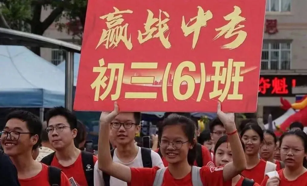 西安一男孩中考落榜,哭喊不想去职高,父母怒吼:学汽修还是美容-第1张图片-四季读书网