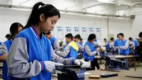 同样是中考考砸了,一个外出打工一个进职高,几年后孩子的人生截然不同 第1张