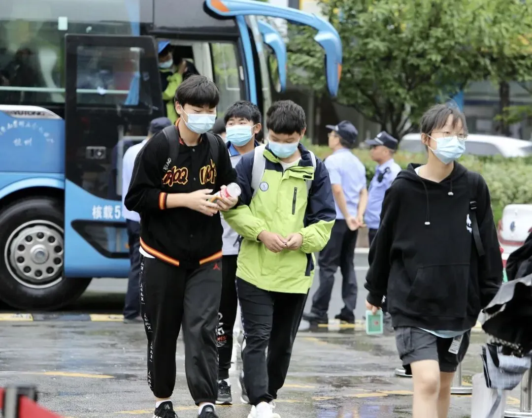 中考第一天 自信奔赴未来!-第7张图片-四季读书网