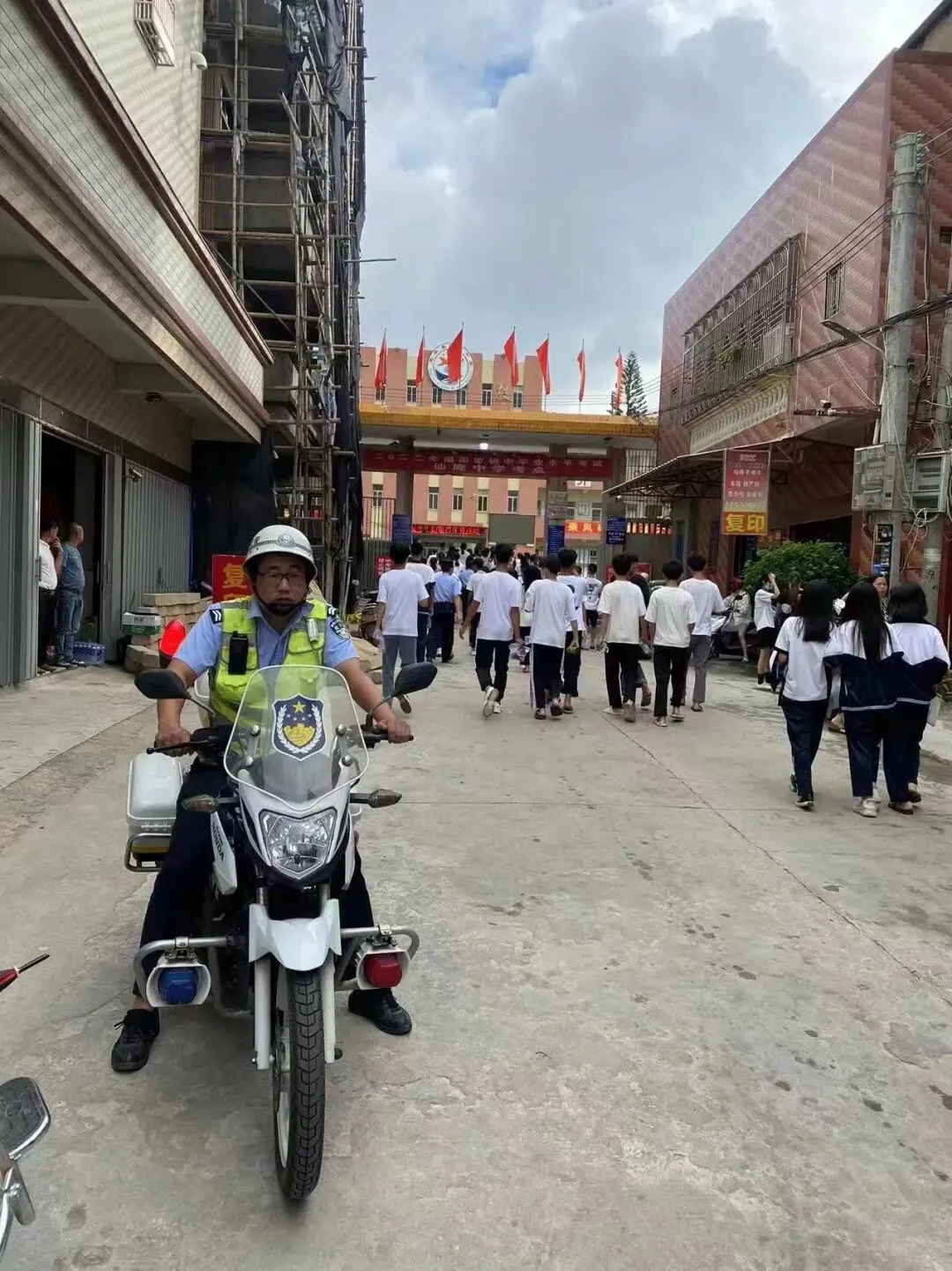 中考首日,惠来交警再度开启“护考”模式-第10张图片-四季读书网