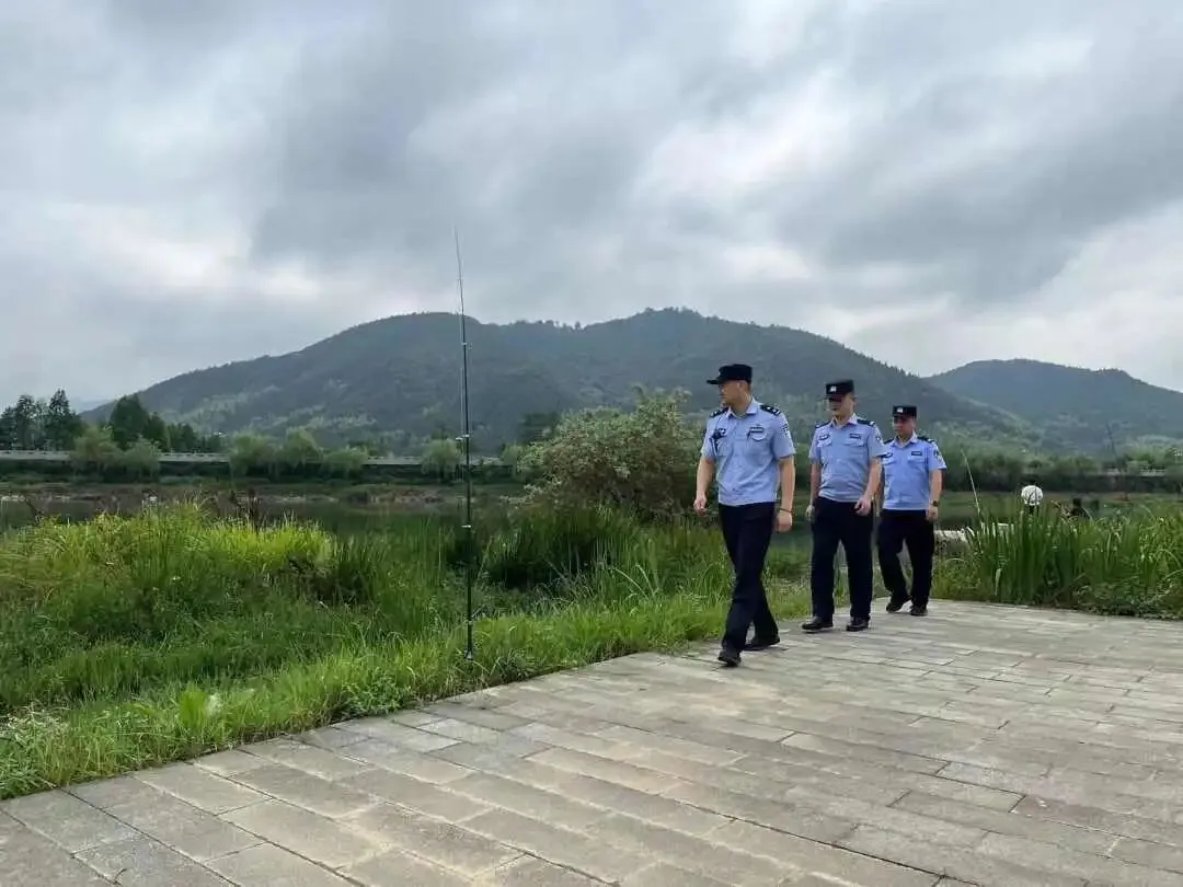 “警”随中考 安全同行-第14张图片-四季读书网