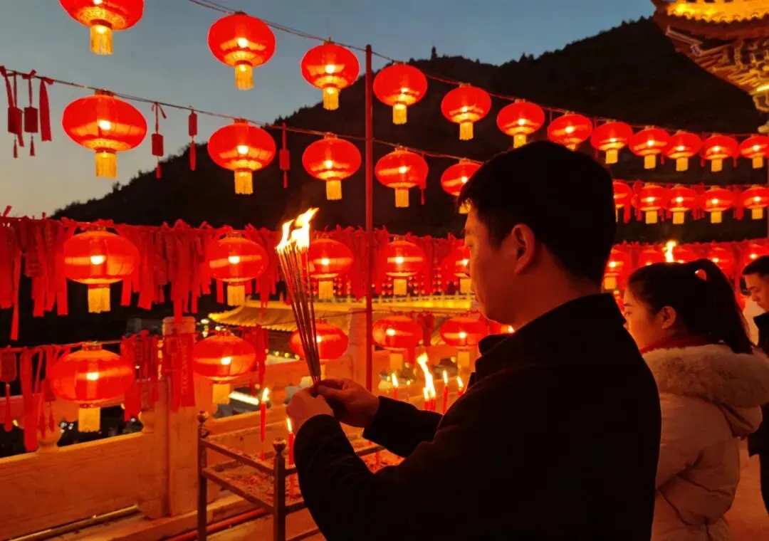 中考优秀作文|《元宵灯火,照亮寻常幸福》 第1张