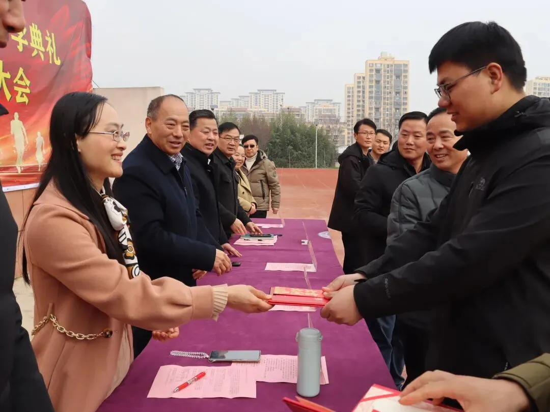 【中考百日】鹏举万里,翼展百日——凤台县永兴中学2026年春学期开学典礼暨百日冲刺动员大会圆满举行! 第36张 【中考百日】鹏举万里,翼展百日——凤台县永兴中学2026年春学期开学典礼暨百日冲刺动员大会圆满举行! 第36张