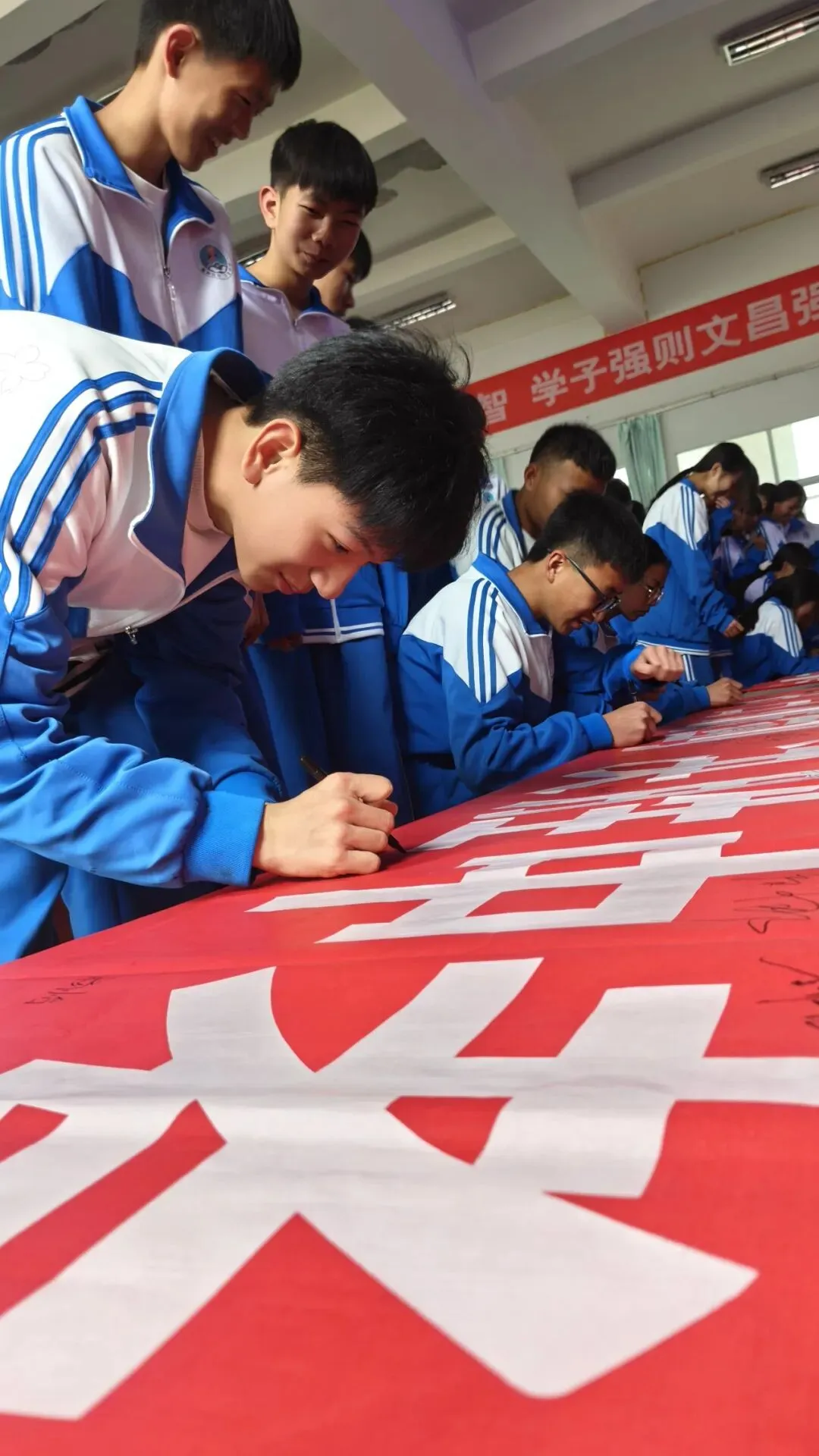 百日砺剑,决胜中考——施甸二中九年级颁奖典礼暨中考动员大会圆满召开-第25张图片-四季读书网 百日砺剑,决胜中考——施甸二中九年级颁奖典礼暨中考动员大会圆满召开-第25张图片-四季读书网