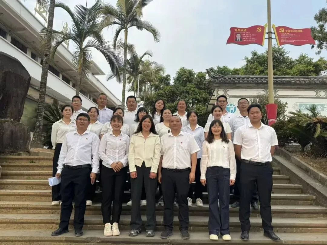 百日砺剑 逐梦中考 —— 荷花中学隆重举行2026年中考百日誓师大会 第37张 百日砺剑 逐梦中考 —— 荷花中学隆重举行2026年中考百日誓师大会 第37张