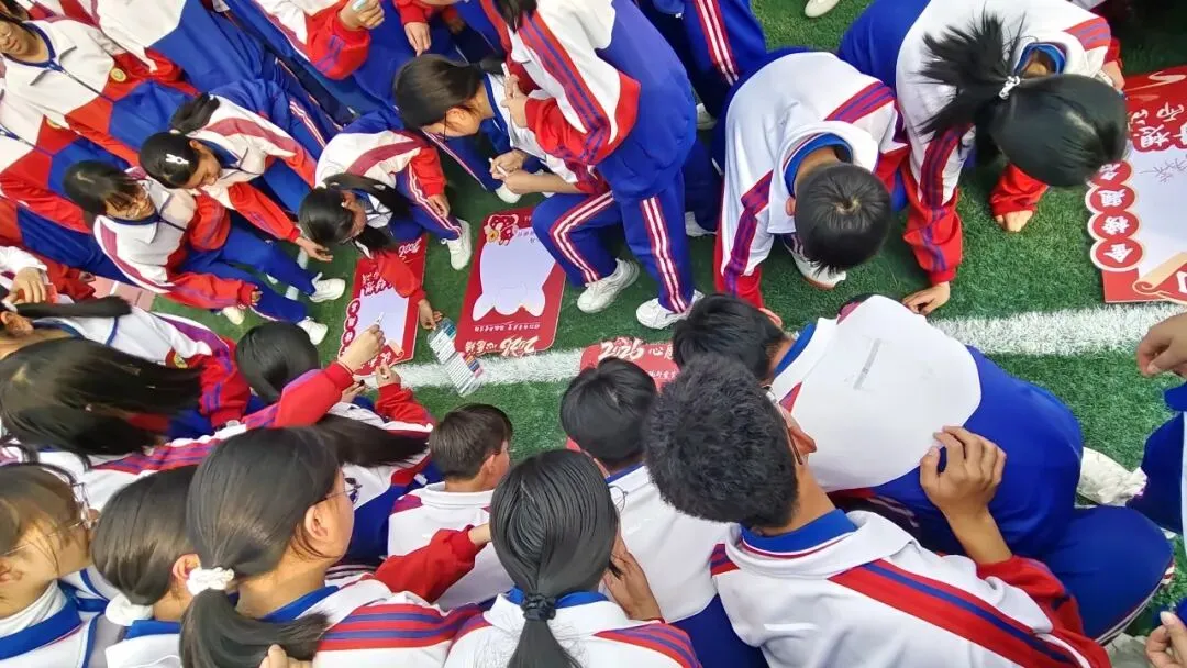 百日砺剑 逐梦中考 —— 荷花中学隆重举行2026年中考百日誓师大会 第45张 百日砺剑 逐梦中考 —— 荷花中学隆重举行2026年中考百日誓师大会 第45张
