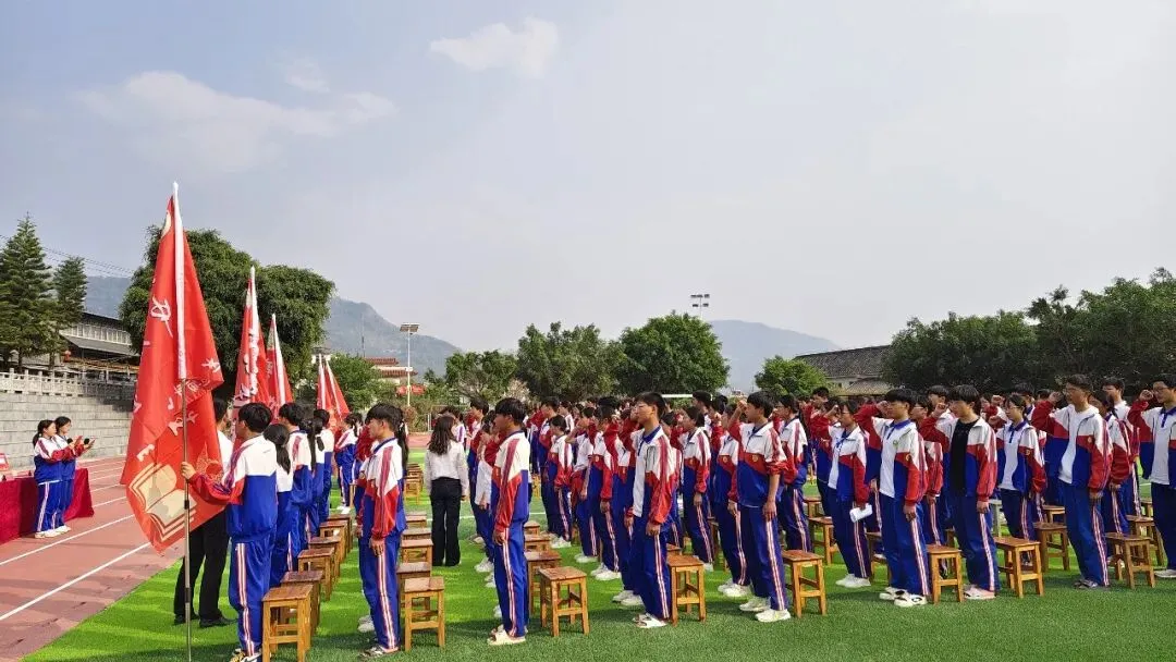 百日砺剑 逐梦中考 —— 荷花中学隆重举行2026年中考百日誓师大会 第46张 百日砺剑 逐梦中考 —— 荷花中学隆重举行2026年中考百日誓师大会 第46张
