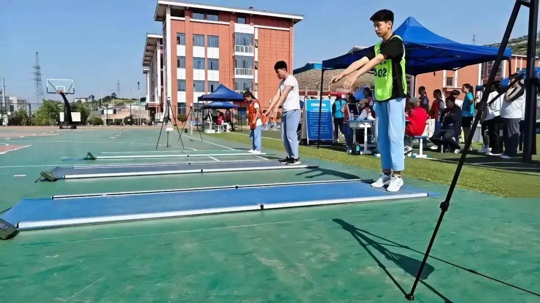 中考立定跳远满分攻略:每天10分钟,在家练出“飞跃力” 第1张 中考立定跳远满分攻略:每天10分钟,在家练出“飞跃力” 第1张