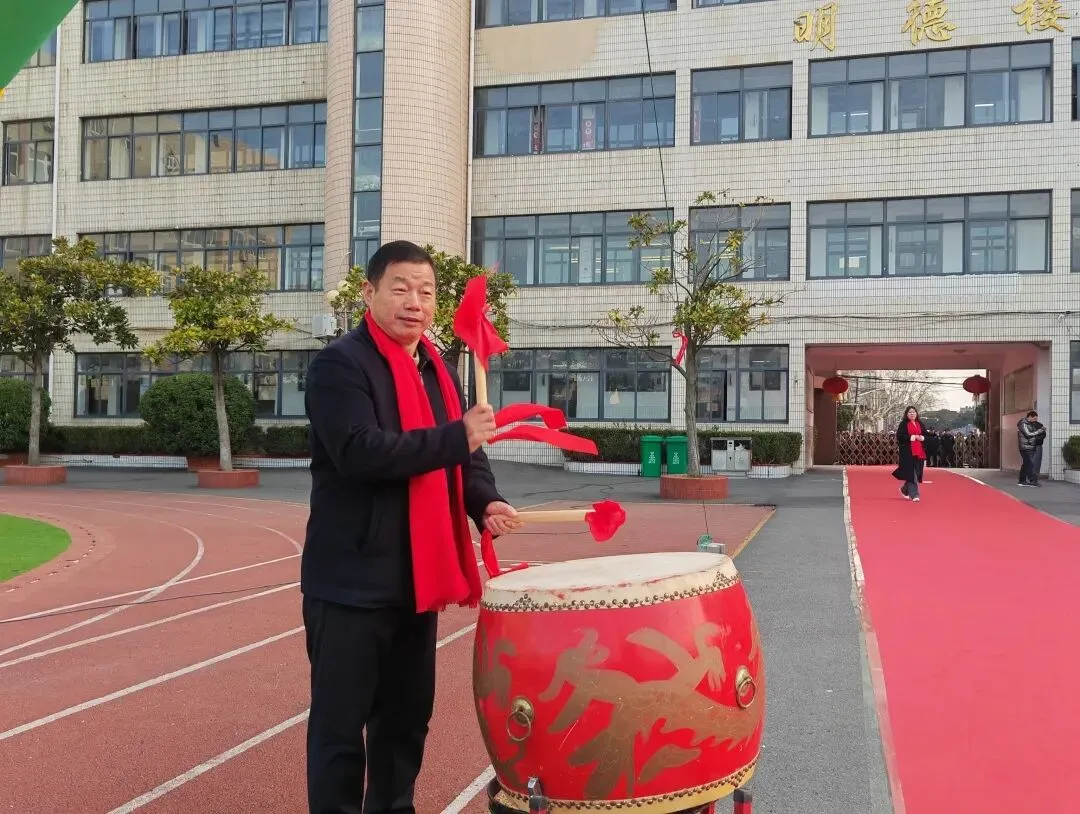 冲刺中考 | 笃行致远·成就未来——红中南校区2026年中考百日誓师大会隆重举行-第35张图片-四季读书网 冲刺中考 | 笃行致远·成就未来——红中南校区2026年中考百日誓师大会隆重举行-第35张图片-四季读书网
