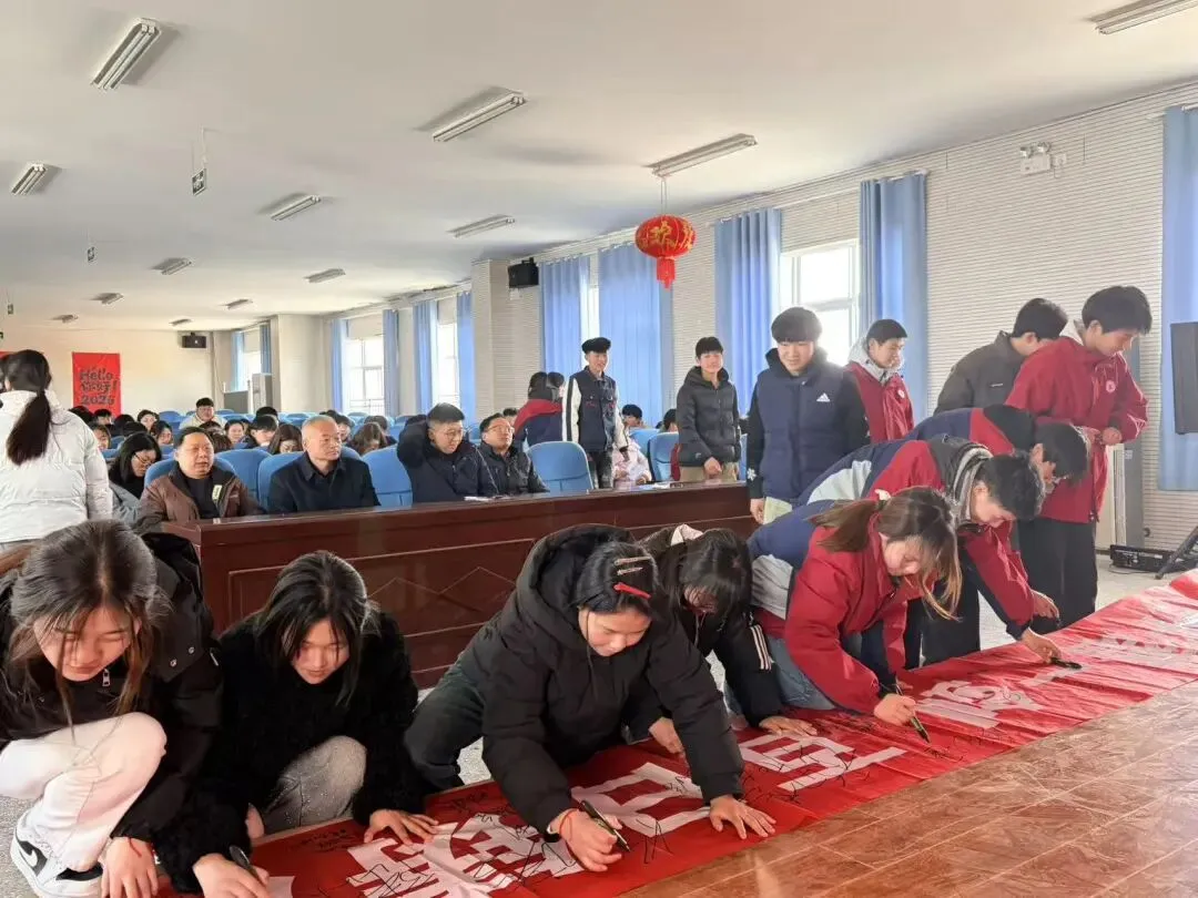 百日砺剑誓创辉煌 凝心聚力迎战中考——唐集学校举行2026届冲刺誓师大会 第10张 百日砺剑誓创辉煌 凝心聚力迎战中考——唐集学校举行2026届冲刺誓师大会 第10张