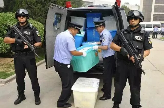 押运高考试卷81、95荷枪实弹!怎么押运人民币只有霰弹枪?|轻武专栏 第2张