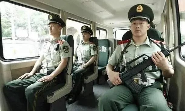 押运高考试卷81、95荷枪实弹!怎么押运人民币只有霰弹枪?|轻武专栏 第14张