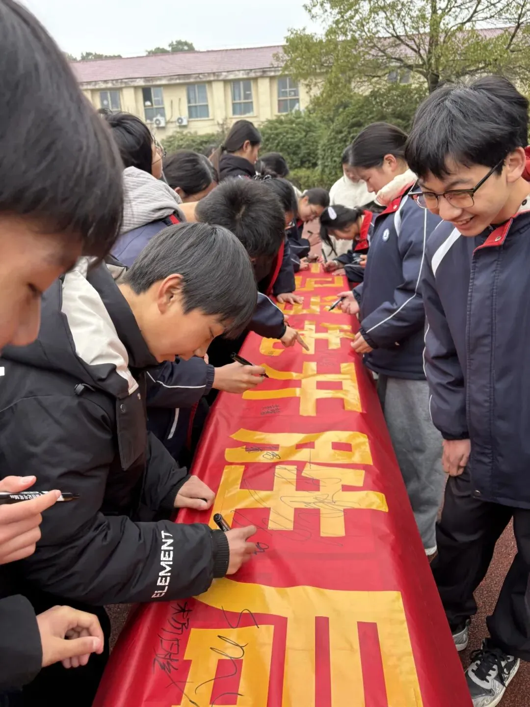 凝心聚力启新程 逐梦中考创辉煌——扬眉中学2026年上学期开学典礼暨冲刺动员大会圆满举行-第25张图片-四季读书网 凝心聚力启新程 逐梦中考创辉煌——扬眉中学2026年上学期开学典礼暨冲刺动员大会圆满举行-第25张图片-四季读书网