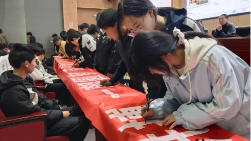 厉兵秣马战中考 笃行致远铸辉煌——商州区思源实验学校举行九年级师生动员会 第14张 厉兵秣马战中考 笃行致远铸辉煌——商州区思源实验学校举行九年级师生动员会 第14张