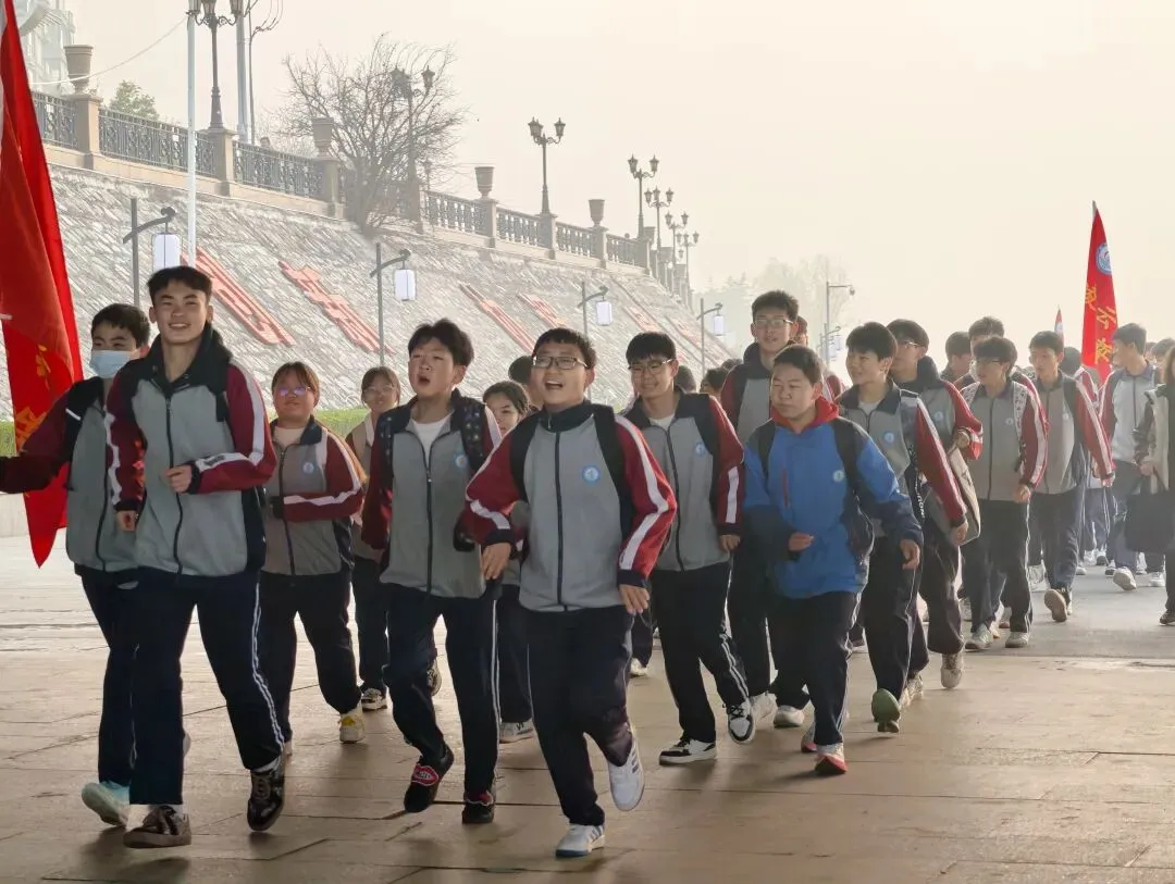 青春远足向光行 百日逐梦战中考——秦都中学举行2026届中考百日誓师暨远足励志活动 第17张 青春远足向光行 百日逐梦战中考——秦都中学举行2026届中考百日誓师暨远足励志活动 第17张