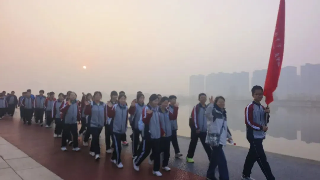 青春远足向光行 百日逐梦战中考——秦都中学举行2026届中考百日誓师暨远足励志活动 第18张 青春远足向光行 百日逐梦战中考——秦都中学举行2026届中考百日誓师暨远足励志活动 第18张